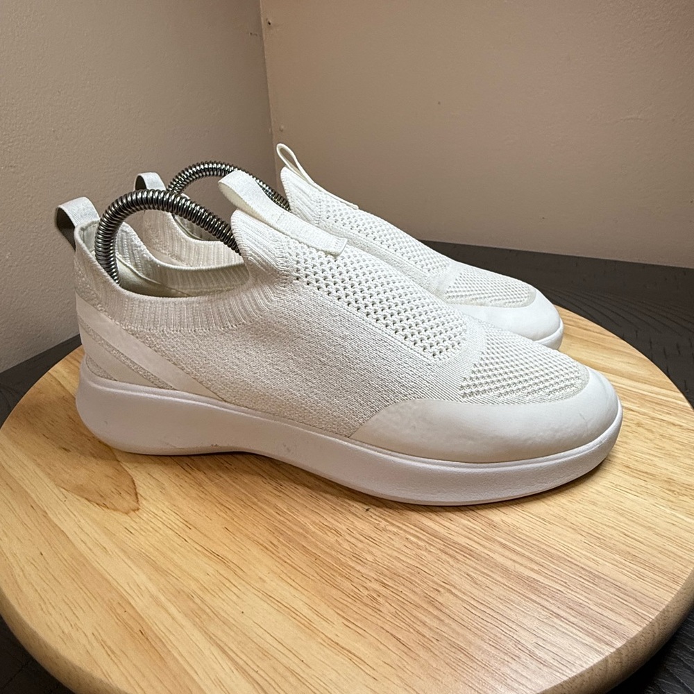 Koolaburra by UGG Women's Yosha Sneaker - Picture 2 of 13